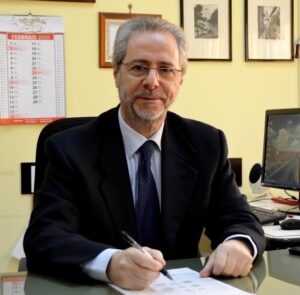 Giovanni Liccardo è Dirigente Scolastico dell’IIS “C. Levi” e docente di Storia della Chiesa presso l’ISSR “San Giuseppe Moscati” di Benevento. Presso la Scuola di Alta Formazione di Arte e Teologia, aggregata alla PFTIM, è docente di “Temi di Archeologia cristiana”.